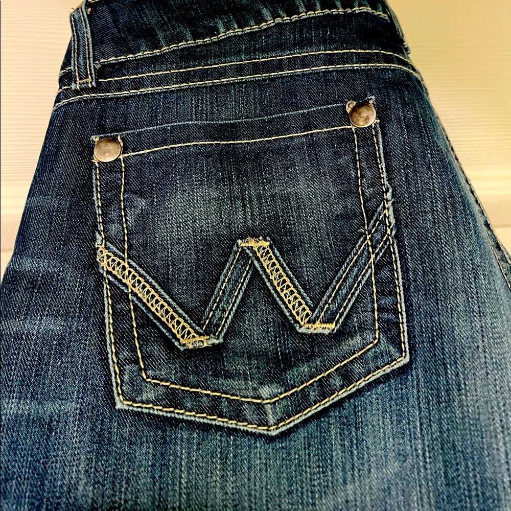 Women’s low rise Wrangler size 9/10 32 length.